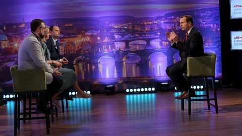 Moderátor pořadu Jaromír Soukup se svými hosty.