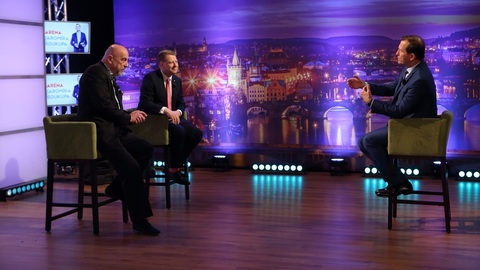 Moderátor pořadu Jaromír Soukup se svými hosty.