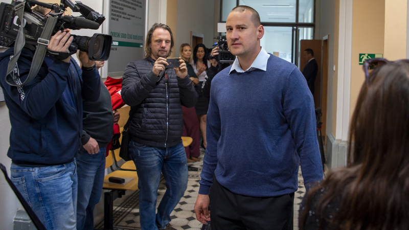 Obžalovaný policista David Knapík na chodbě českobudějovického krajského soudu, kde pokračovalo 5. května 2022 líčení v jeho případu. Policista v létě 2020 při zásahu v chatové oblasti na Jindřichohradecku zastřelil muže. Je obžalovaný ze zabití a hrozí mu deset let vězení.