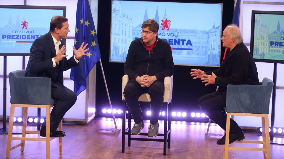 Moderátor pořadu Jaromír Soukup, hudebník a politik Michael Kocáb a historik Petr Blažek.