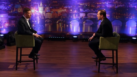 Moderátor pořadu Jaromír Soukup a poslanec a lídr hnutí SPD Tomio Okamura.