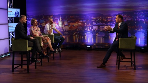 Moderátor pořadu Jaromír Soukup se svými hosty.