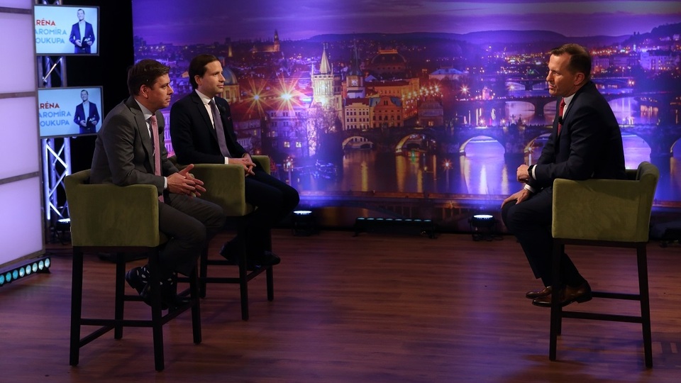 Moderátor pořadu Jaromír Soukup se svými hosty.