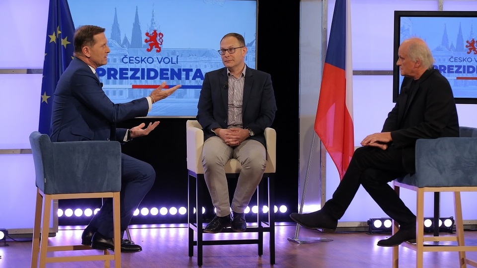 Moderátor pořadu Jaromír Soukup, hudebník a politik Michael Kocáb a ústavní právník Jan Kysela.