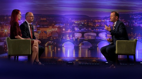 Moderátor pořadu Jaromír Soukup se svými hosty.