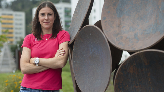 Atletka Zuzana Hejnová pózuje 1. září 2021 v Praze fotografovi České tiskové kanceláře. Dvojnásobná mistryně světa v běhu na 400 metrů překážek končí kvůli těhotenství kariéru.