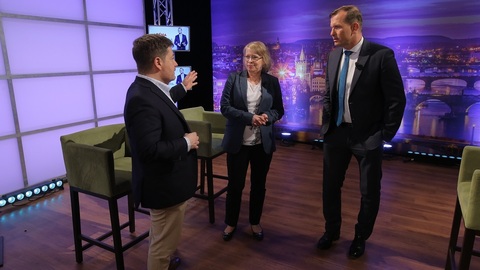 Moderátor pořadu Jaromír Soukup se svými hosty.