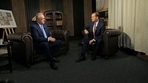 Moderátor pořadu Jaromír Soukup a bývalý poslanec Miroslav Kalousek (TOP 09).