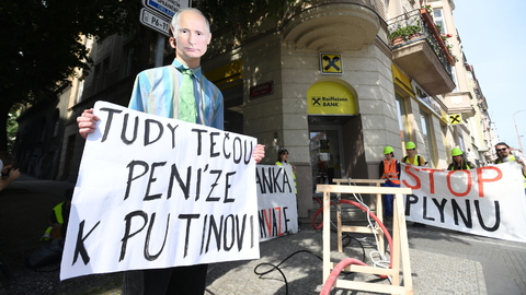 Happening Tudy tečou peníze Putinovi proti působení Raiffeisenbank v Rusku, 20. května 2022, Praha.