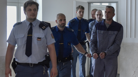 Zahájení hlavního líčení se dvěma muži, kteří v panelovém domě v Ostravě-Hrabůvce vyráběli pervitin, 20. května 2022, Krajský soud Ostrava, Ostrava. Obžalovaní (zprava) Pavel Holaň a Karel Janáč přicházejí na jednání.