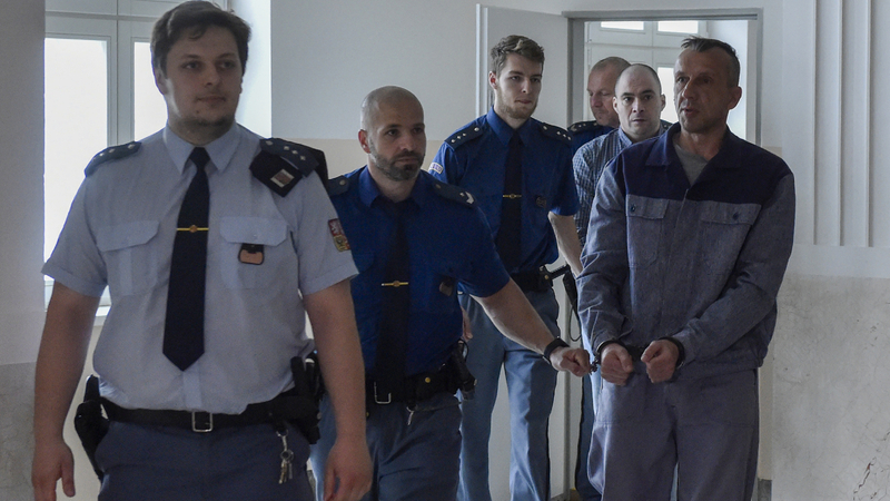 Zahájení hlavního líčení se dvěma muži, kteří v panelovém domě v Ostravě-Hrabůvce vyráběli pervitin, 20. května 2022, Krajský soud Ostrava, Ostrava. Obžalovaní (zprava) Pavel Holaň a Karel Janáč přicházejí na jednání.