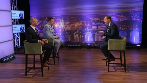 Senátor Zdeněk Hraba (STAN), europoslanec Tomáš Zdechovský (KDU-ČSL) a moderátor pořadu Jaromír Soukup.