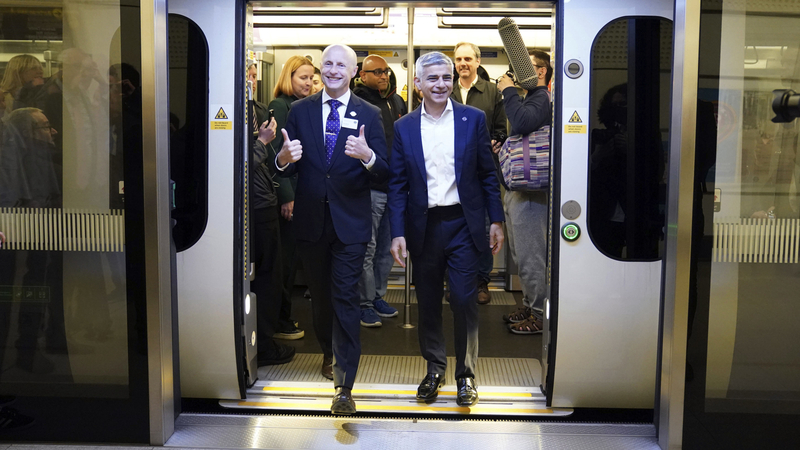 V Londýně se pro cestující otevřela nová linka příměstské železnice.