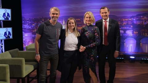 Moderátor pořadu Jaromír Soukup se svými hosty.