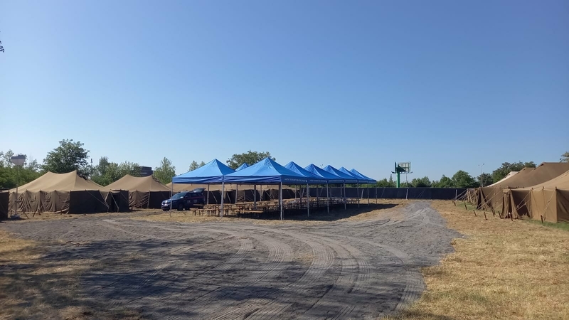 Pražští hasiči dokončili 31. května 2022 stavbu stanů v Malešicích pro ukrajinské uprchlíky.