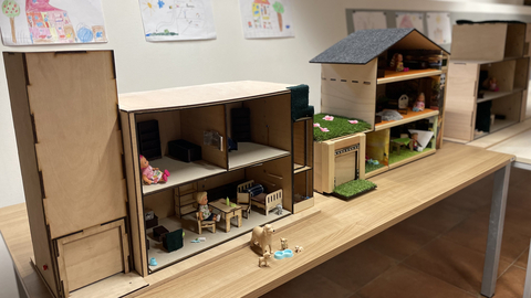 Chytré domky pro panenky, které vyrobily a sestavily děti z mateřských škol spolu se středoškoláky z Plzně a Volyně a s podnikateli, mají v mateřinkách podnítit zájem o techniku. Objekty ze dřeva vybavené elektronikou napodobují chytrou domácnost a spojují zábavu s poznáním moderních technologií.