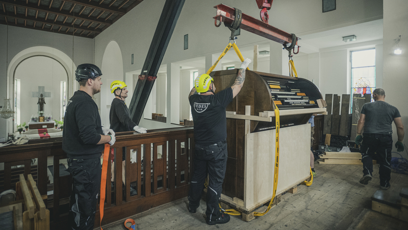 Do kostela Nejsvětějšího Srdce Ježíšova v Jablonci nad Nisou se za pomoci jeřábu vracejí varhany, které zrestaurovala rodinná firma Hermann Eule Orgelbau z německého Budyšína, na snímku ze 7. června 2022. Montáž varhan na kůru bude trvat několik měsíců.