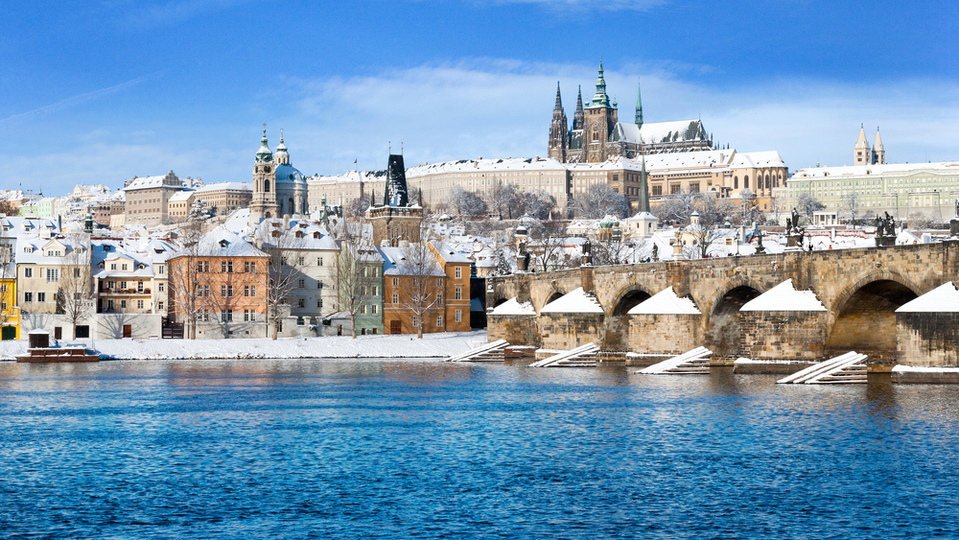 Pohled na Karlův most a Pražský hrad v zimě (ilustrační foto).