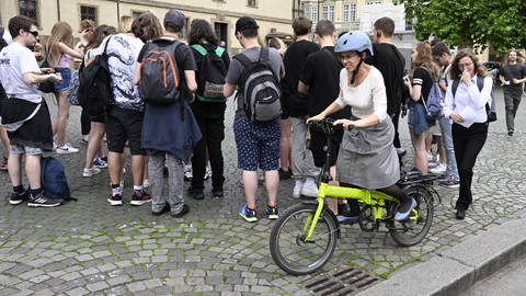 Tisková konference předkladatelů novely zákona, která umožňuje manželství stejnopohlavních párů, 8. června 2022, Poslanecká sněmovna, Praha. Běh Fair pár na podporu novely. S koloběžkou poslankyně Pirátů Olga Richterová.