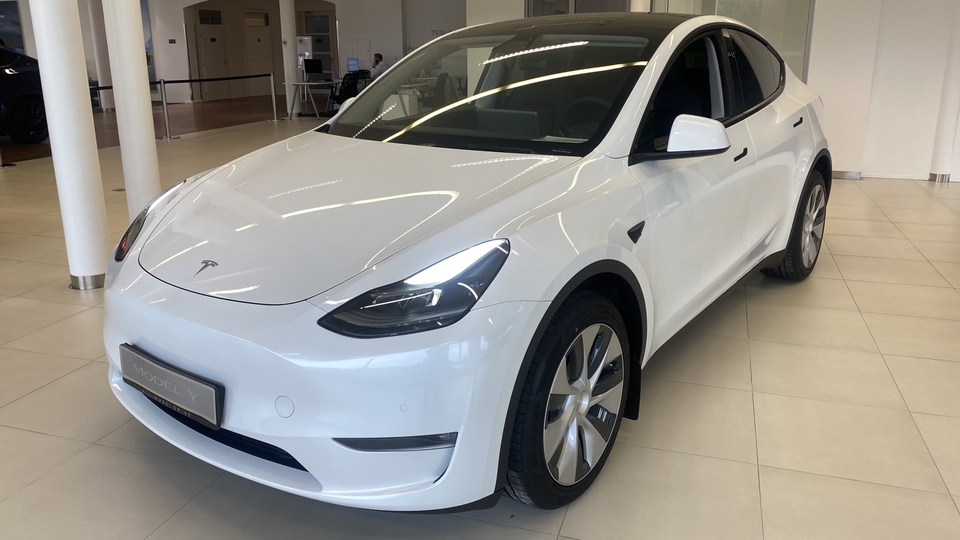 Americká společnost Tesla představila novinářům 23. srpna 2021 v Průhonicích nový elektromobil Tesla Model Y.