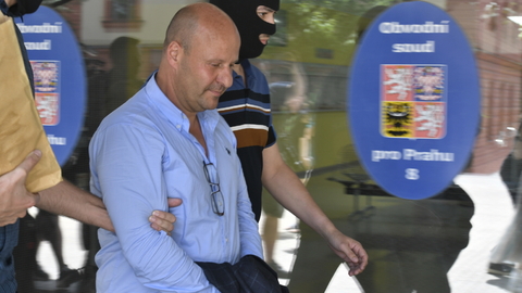 Nyní již bývalý náměstek primátora hlavního města Prahy a exstarosta MČ Praha Lysolaje Petr Hlubuček v doprovodu policie. 