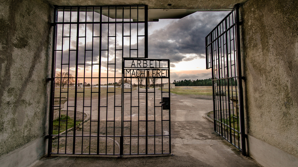 Hlavní brána do nacistického koncentračního tábora Sachsenhausen (ilustrační foto).