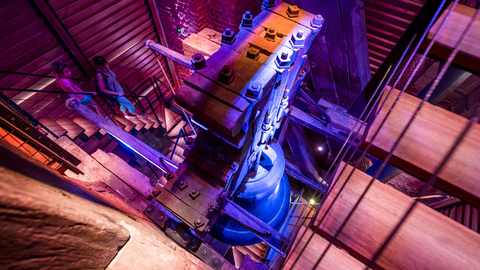 Vyšší návštěvnost v prvním prázdninovém měsíci očekávají provozovatelé 72 metrů vysoké Bílé věže v Hradci Králové. Památka, která je symbolem města, je po celkové rekonstrukci otevřena od loňského května. Vedle výhledu z věže je zájem i o její skleněný model. Na snímku z 26. července si turisté prohlížejí zvon Augustin na Bílé věži.