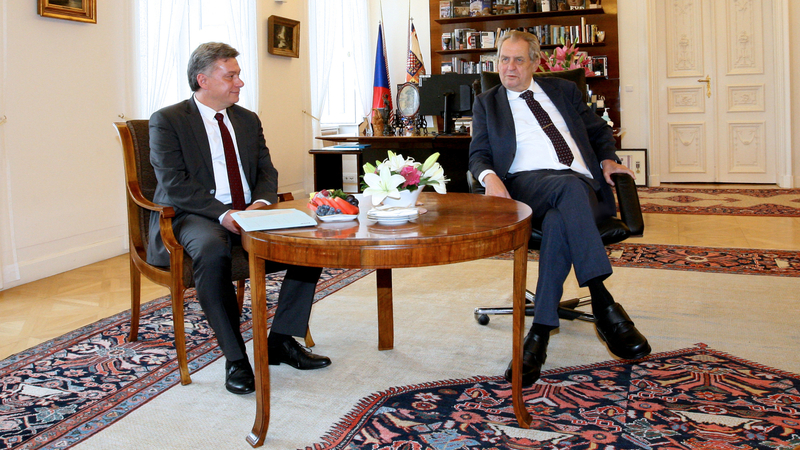 Prezident Miloš Zeman přijal 29. června 2022 na Pražském hradě ministra spravedlnosti Pavla Blažka (vlevo) a předal mu podnět k prověření toho, že se v souvislosti se Zemanovým onemocněním mohl stát trestný čin sabotáže. V podnětu upozornil na to, že jakožto přímo volená hlava státu byl nucen čelit pokusu o zbavení svých pravomocí.