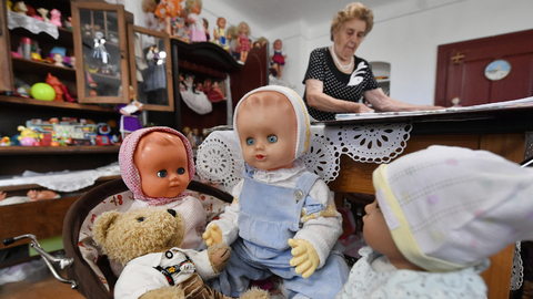 V rodinném muzeu panenek v Bobrové na Žďársku je vystaveno přes 1300 panenek sběratelky Marie Roháčkové. Na snímku z 18. července 2022 je sběratelka u svých panenek.