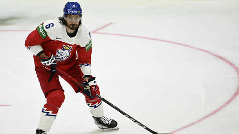 Hokejový obránce Michal Kempný v dresu národního týmu.