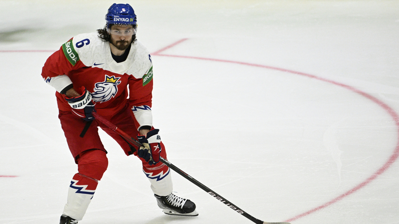 Hokejový obránce Michal Kempný v dresu národního týmu.