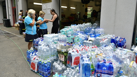 Požár v Národním parku České Švýcarsko, 27. července 2022, Děčínsko. Zásoby jídla a pití v hasičské zbrojnici v Hřensku.