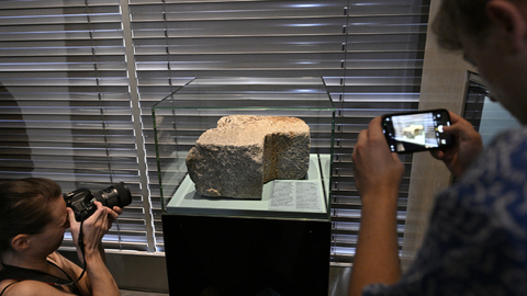 Odhalení fragmentu domu, který jako jediná budova v epicentru přestál svržení atomové bomby na město Hirošima, 5. srpna 2022, Praha. Torzo v Národním muzeu v Praze slavnostně odhalili japonský velvyslanec v ČR Hideo Suzuki a generální ředitel Národního muzea Michal Lukeš.