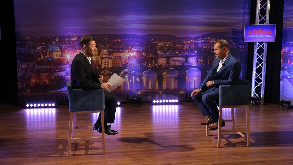 Moderátor pořadu Jaromír Soukup a předseda SPD Tomio Okamura.