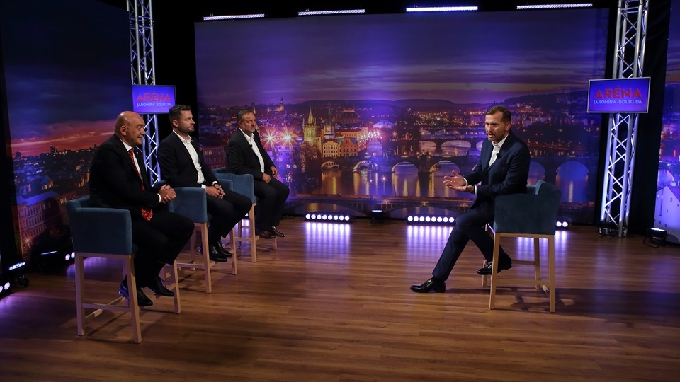 Moderátor pořadu Jaromír Soukup se svými hosty.