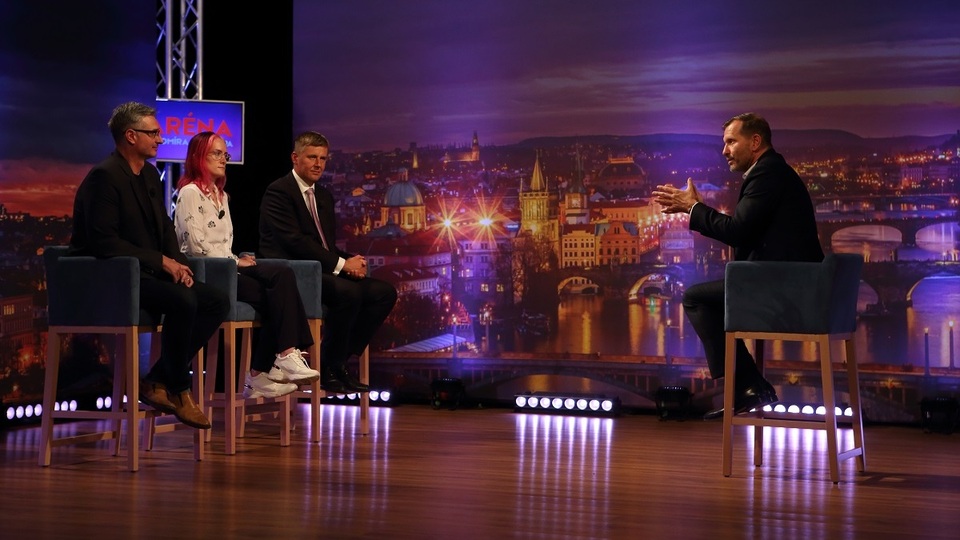 Moderátor pořadu Jaromír Soukup se svými hosty.