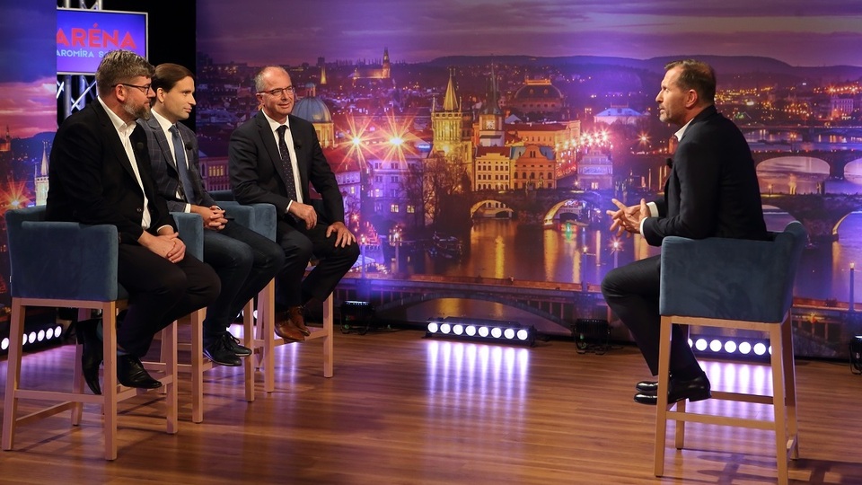 Moderátor pořadu Jaromír Soukup se svými hosty.