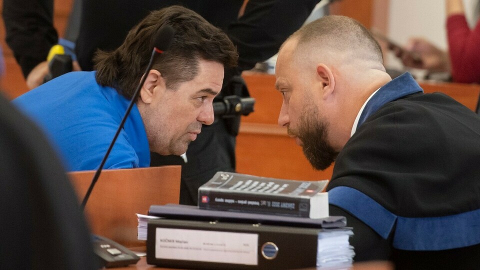 Podnikatel Marian Kočner (na snímku vlevo) u soudu.