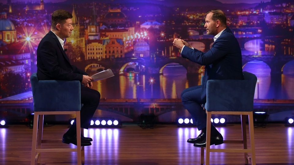 Moderátor pořadu Jaromír Soukup a poslanec a lídr hnutí SPD Tomio Okamura.