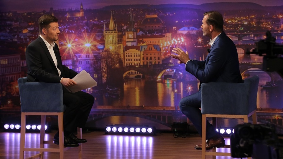 Moderátor pořadu Jaromír Soukup a předseda SPD Tomio Okamura.