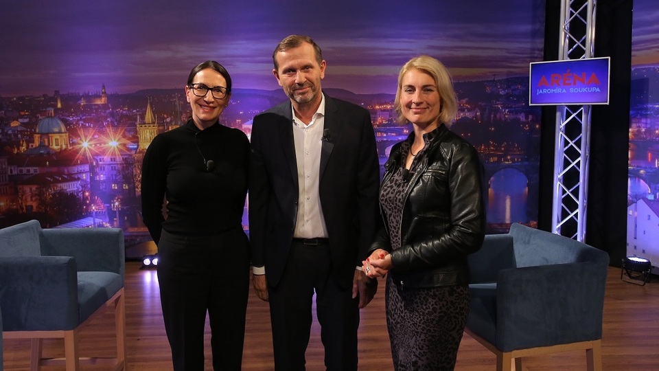 Zleva starostka MČ Praha 2 Alexandra Udženija (ODS), moderátor pořadu Jaromír Soukup a starostka Mníšku pod Brdy Magdalena Davis (Zelení).