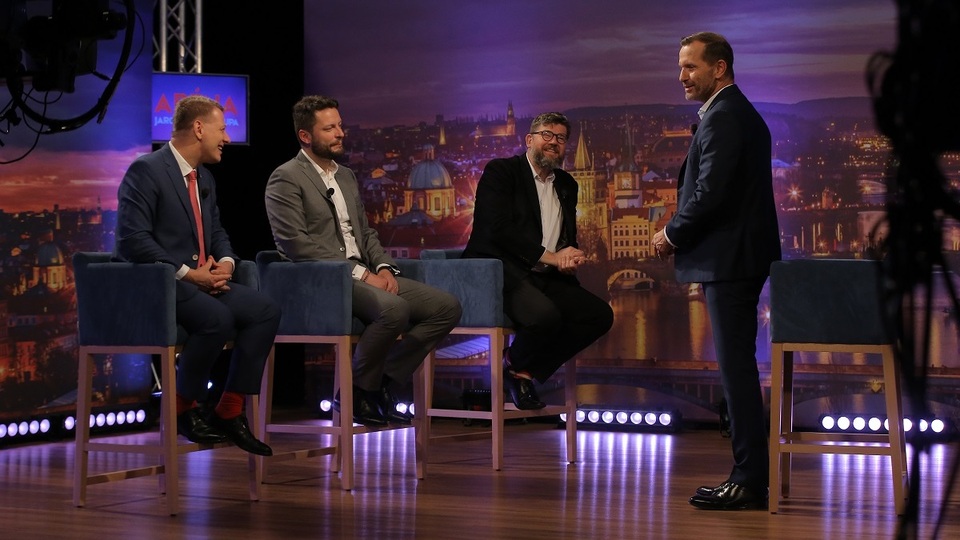 Moderátor pořadu Jaromír Soukup se svými hosty.