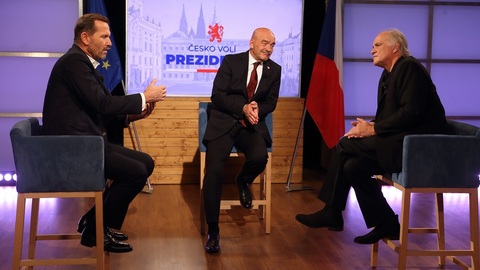 Moderátor pořadu Jaromír Soukup, podnikatel a kandidát na prezidenta ČR Tomáš Březina (uprostřed) a hudebník a politik Michael Kocáb.