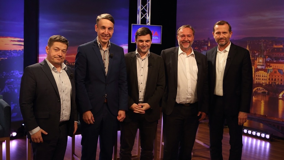 Moderátor pořadu Jaromír Soukup se svými hosty.
