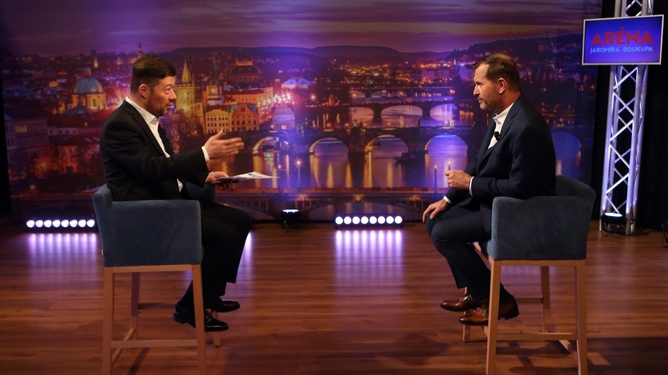 Moderátor pořadu Jaromír Soukup a poslanec a lídr hnutí SPD Tomio Okamura.