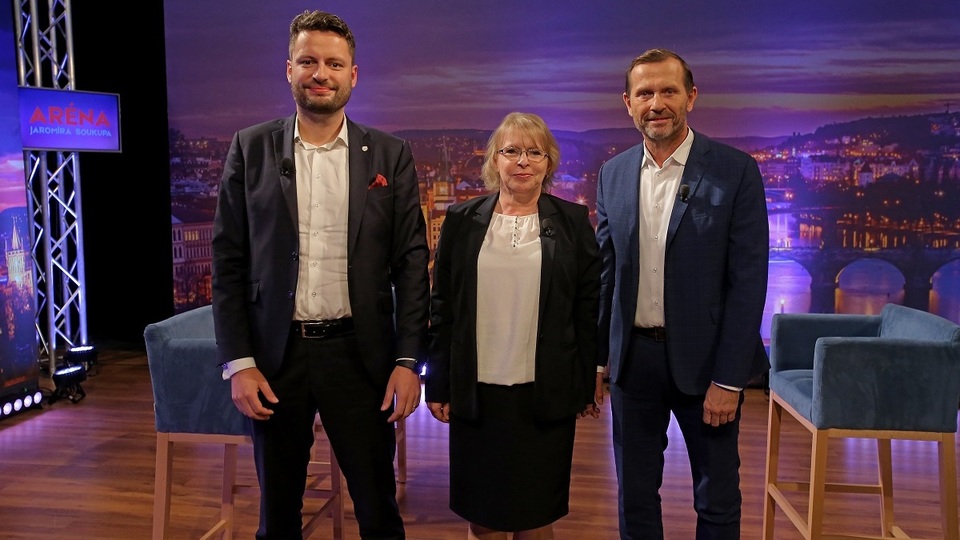 Zleva zastupitel hl. m. Prahy a MČ Praha 11 Ondřej Prokop (ANO), senátorka Hana Kordová Marvanová (za ODS) a moderátor pořadu Jaromír Soukup.