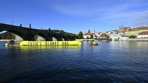 Aktivisté Greenpeace nainstalovali na hladinu řeky Vltavy u Karlova mostu v Praze nafukovací model plynovodu s nápisem PUTIN'S BLOODY GAS (Putinův krvavý plyn), 6. října 2022, v den summitu Evropského politického společenství.