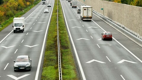 Nově osazené značení na dálnicích upozorňuje na bezpečný odstup mezi vozidly