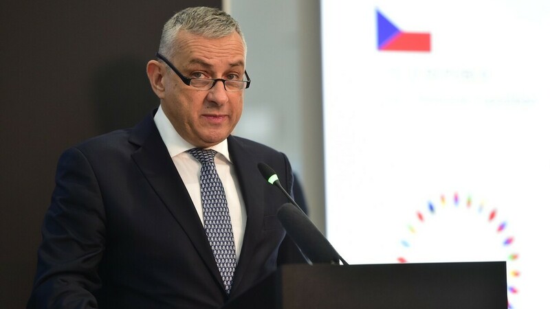 Ministr průmyslu a obchodu Jozef Síkela (za STAN).