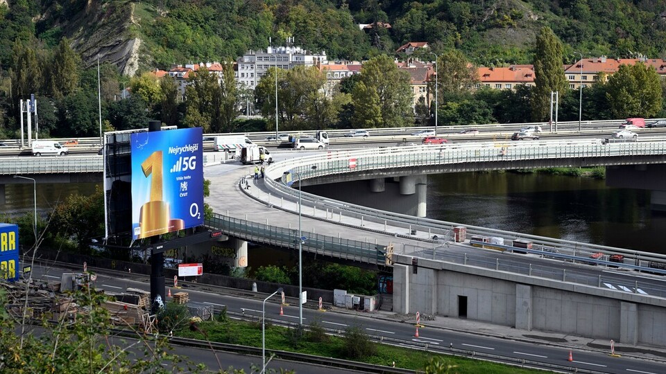 Letošní opravy pražského Barrandovského mostu (na snímku z 29. září 2022) skončí v noci v pondělí 17. října. Dokončeny jsou všechny vrstvy vozovky a stavebníci dodělávají pouze drobné práce.